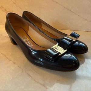 Ferragamo pump size 7 navy with bow